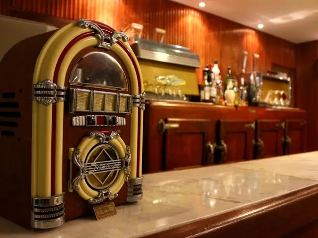 Barra del bar del Hotel San Martin, con una rockola antigua