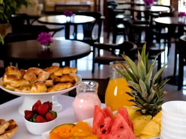 Desayuno del Hotel San Martin con frutas, jugos y facturas