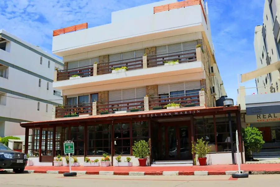 Fachada del Hotel San Martin en Punta del Este, con el cartel y la cafetería vidriada