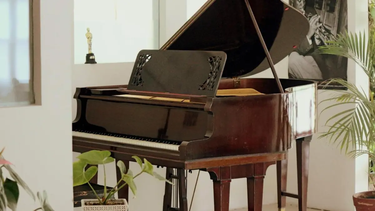 Piano de cola en el bar del Hotel San Martin