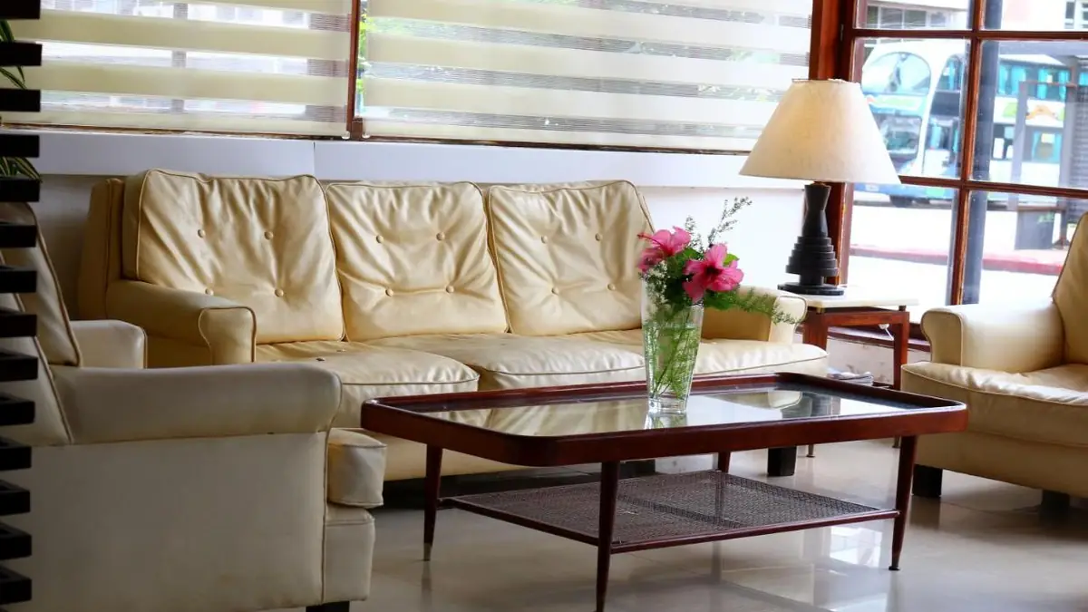 Sala de estar del Hotel San Martin, con sillones de cuero