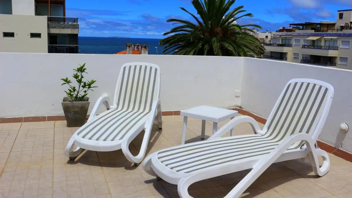 Solárium del Hotel San Martin con reposeras y vista al mar